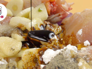 2、非油炸烤箱纸包鸡,加入少许食用油、姜片、蒜片、盐3g、白砂糖4g、淀粉5g、黑胡椒粉适量、料酒30ml、生抽8ml,搅拌均匀