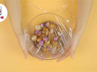 3、非油炸烤箱纸包鸡,盖上保鲜膜,放入冰箱冷藏腌制约2小时,取出