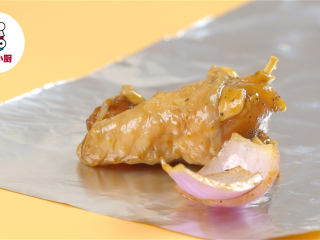 4、非油炸烤箱纸包鸡,将鸡块、红葱头、蒜片放在锡纸上