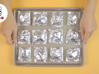 5、非油炸烤箱纸包鸡,使锡纸完全包裹住食材,放入烤盘中