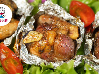 6、非油炸烤箱纸包鸡,将烤盘放入预热好200度的烤箱中层,烤40分钟,即可享用