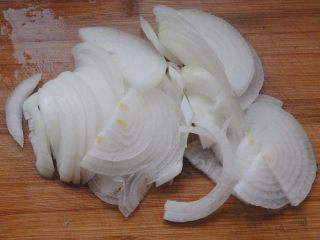 3、洋葱油爆虾,洋葱切丝