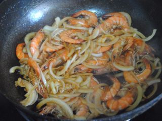 10、洋葱油爆虾,翻炒均匀至稍变软