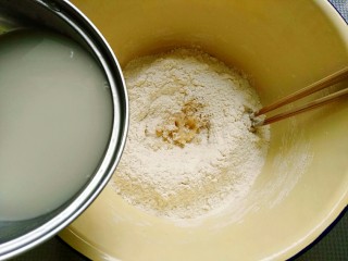 5、秘制烤牛肉披萨,腌牛肉的时间可以做披萨饼，将材料表中面饼的材料放到盆里，酵母粉用温水化开，边倒边搅拌面粉呈絮状