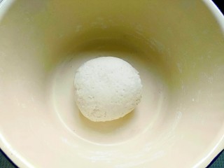 6、秘制烤牛肉披萨,揉成光滑面团温暖处发酵至两倍大