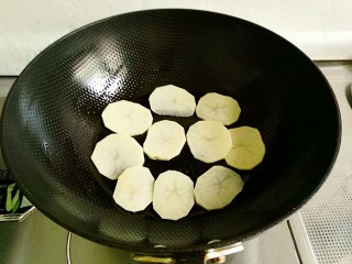 8、秘制烤牛肉披萨,炒锅内抹上薄薄的一层油，中小火分别将土豆、洋葱圈、青椒片稍稍煸出水份