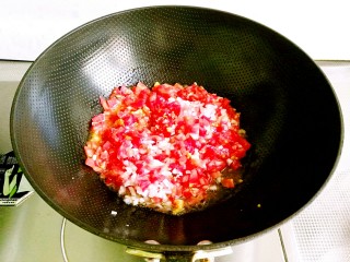 11、秘制烤牛肉披萨,先放洋葱粒煸香，再放番茄粒炒软