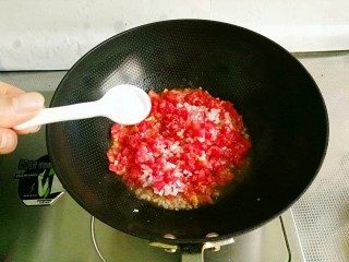 12、秘制烤牛肉披萨,放3克盐继续中小火炒至粘稠