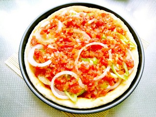 19、秘制烤牛肉披萨,披萨取出，再撒一层马苏里拉奶酪，抹上剩下的二分之一自制番茄酱