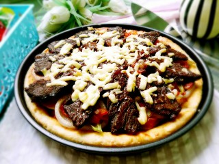 25、秘制烤牛肉披萨,饼皮香酥脆，馅料美味足