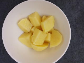 2、妈妈的味道～排骨炖土豆,切成块