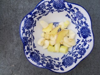 3、妈妈的味道～排骨炖土豆,切好葱姜蒜