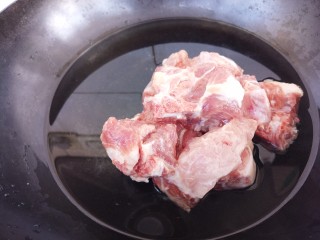 4、妈妈的味道～排骨炖土豆,然后把排骨入水焯