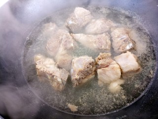 5、妈妈的味道～排骨炖土豆,煮至发白