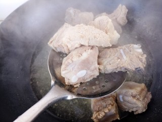 6、妈妈的味道～排骨炖土豆,捞出来备用