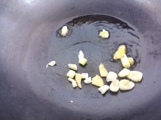 7、妈妈的味道～排骨炖土豆,然后锅里热油，爆香葱姜蒜