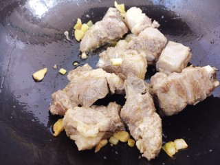 9、妈妈的味道～排骨炖土豆,排骨翻炒一分钟