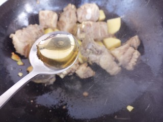 11、妈妈的味道～排骨炖土豆,然后加一勺料酒