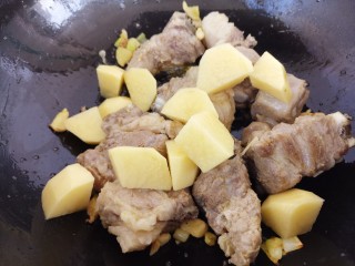 10、妈妈的味道～排骨炖土豆,加入土豆翻炒