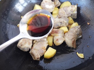 12、妈妈的味道～排骨炖土豆,一勺生抽