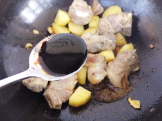 13、妈妈的味道～排骨炖土豆,一勺老抽