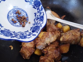 14、妈妈的味道～排骨炖土豆,再放入花椒