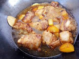 16、妈妈的味道～排骨炖土豆,加入适量的水