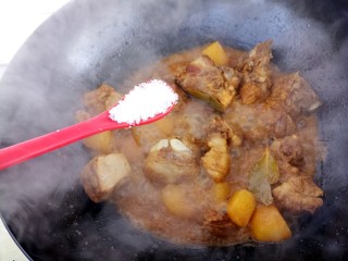 18、妈妈的味道～排骨炖土豆,炖至差不多熟了，加一勺糖