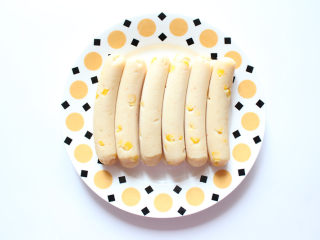 11、自制宝宝鸡肉蔬菜肠（适合24个月以上的宝宝）,蒸好后，就可以脱模了，给宝宝吃的时候，切成片或者直接拿在手里都可以，一次吃不了，可以放到冰箱冷冻起来，用这样的宝宝辅食密实袋即可。平时给宝宝煮面或者炒菜的时候都可以用得上。