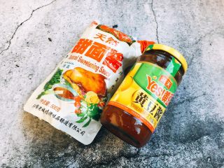 1、做年货 备年货期间快手面 私家炸酱,主要食材甜面酱和黄豆酱。