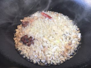 7、做年货 备年货期间快手面 私家炸酱,放入葱姜蒜、干辣椒爆香。