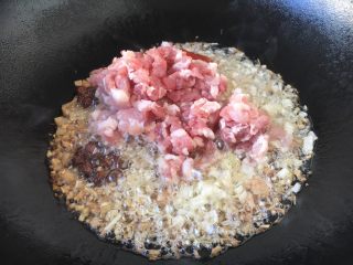 8、做年货 备年货期间快手面 私家炸酱,放入肉粒。