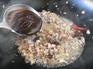 11、做年货 备年货期间快手面 私家炸酱,放入500g的甜面酱。