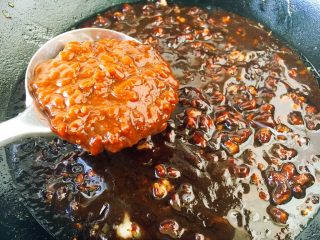 12、做年货 备年货期间快手面 私家炸酱,放入200g的黄豆酱。