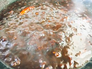 13、做年货 备年货期间快手面 私家炸酱,大火将食材煮开，煮的时候要随时翻炒酱料，将酱料与油融合在一起，后改中小火熬制酱料30分钟左右。