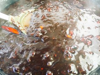 15、做年货 备年货期间快手面 私家炸酱,放入白糖后改大火收汁，因为加了白糖很容易糊化，所以一定要用铲子不停的翻炒，翻炒约1分钟左右即可关火。