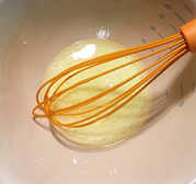 2、聚会必不可少的节日蛋糕,加玉米油搅拌均匀