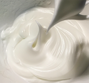 6、聚会必不可少的节日蛋糕,蛋白分三次加入细砂糖打发至接近干性（有小幅度弯钩）