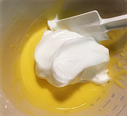 7、聚会必不可少的节日蛋糕,取1/3蛋白霜与蛋黄糊以“切”和“翻”拌的手法混合均匀