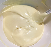 8、聚会必不可少的节日蛋糕,再取1/3蛋白霜混合均匀后倒入剩余蛋白霜中，混合成光滑细腻的蛋糕糊