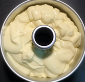 9、聚会必不可少的节日蛋糕,从高处倒入模具