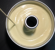 10、聚会必不可少的节日蛋糕,用竹签搅拌面糊使其分布均匀