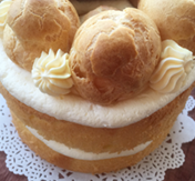 30、聚会必不可少的节日蛋糕,在泡芙之间，用意式奶油霜粘合