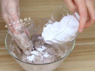 3、宝宝版鲜嫩虾丸,搅拌好的虾泥，放入大碗里，用手捏捏。分二次加入生粉，一次用手搅匀。再次放入第二次生粉，用手搅匀。