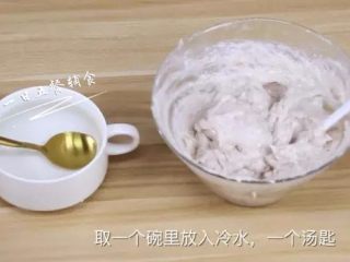 4、宝宝版鲜嫩虾丸,取一个碗里放入冷水，一个汤匙。
