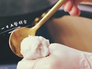 5、宝宝版鲜嫩虾丸,锅里放入冷水，用大火煮到有点冒气，改用小火煮。用手挤出形状丸子，用汤匙把丸子放入锅里，汤匙每一次取丸子前，先在碗里水里沾一下。