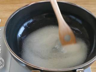 4、花生酥36m+（宝宝辅食）,白糖放入锅中，加水没过糖，开火煮~
