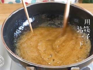 8、花生酥36m+（宝宝辅食）,熬差不多的时候，用筷子沾一下，放入凉水中，结块又脆就熬好啦~