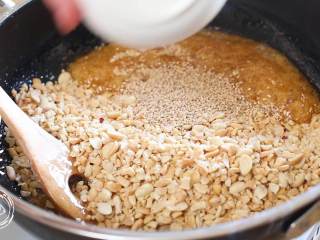 10、花生酥36m+（宝宝辅食）,这个时候要迅速的放入花生碎和芝麻~