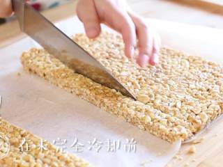 14、花生酥36m+（宝宝辅食）,一定要在未完全冷却的时候切成块，完全冷却后切就会容易碎掉~